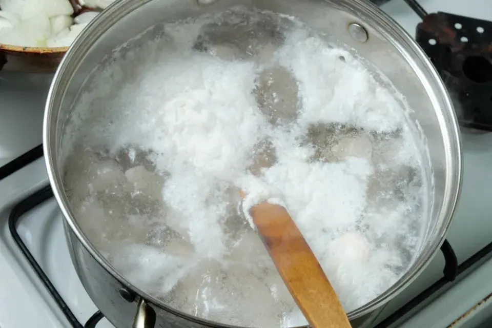 Příprava vývaru přes noc. Trik, díky kterému bude polévka silná a čirá