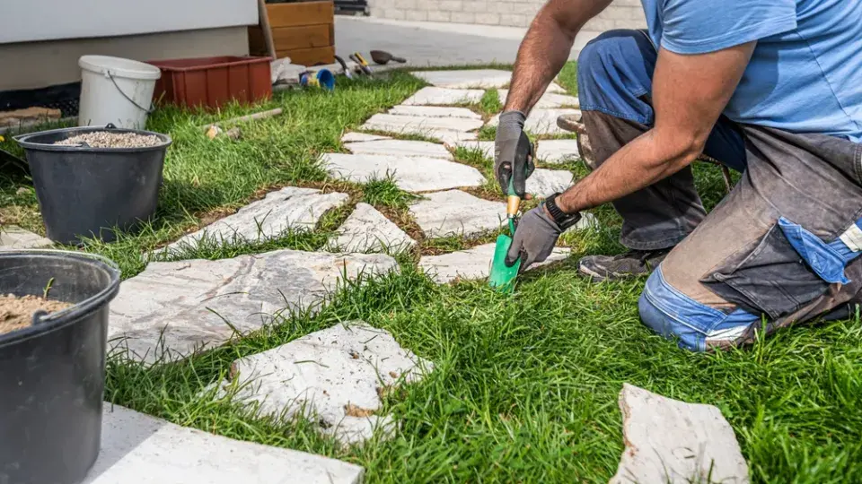 I cesty v zahradě se tvoří dle promyšleného návrhu zahrady