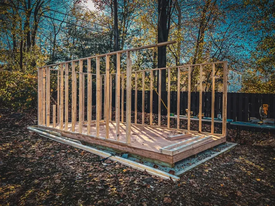 Stavba jednoduchého přístřešku na dřevo