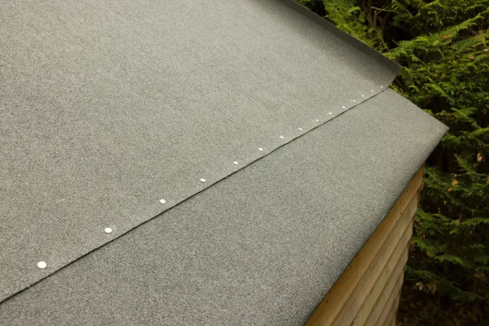 Stavba jednoduchého přístřešku na dřevo