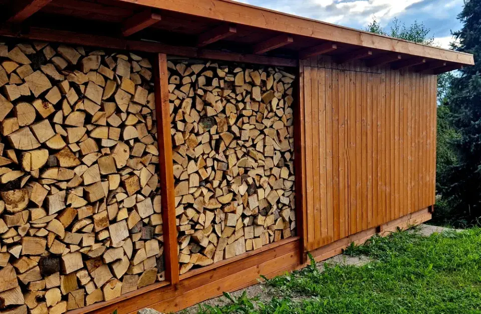 Stavba jednoduchého přístřešku na dřevo