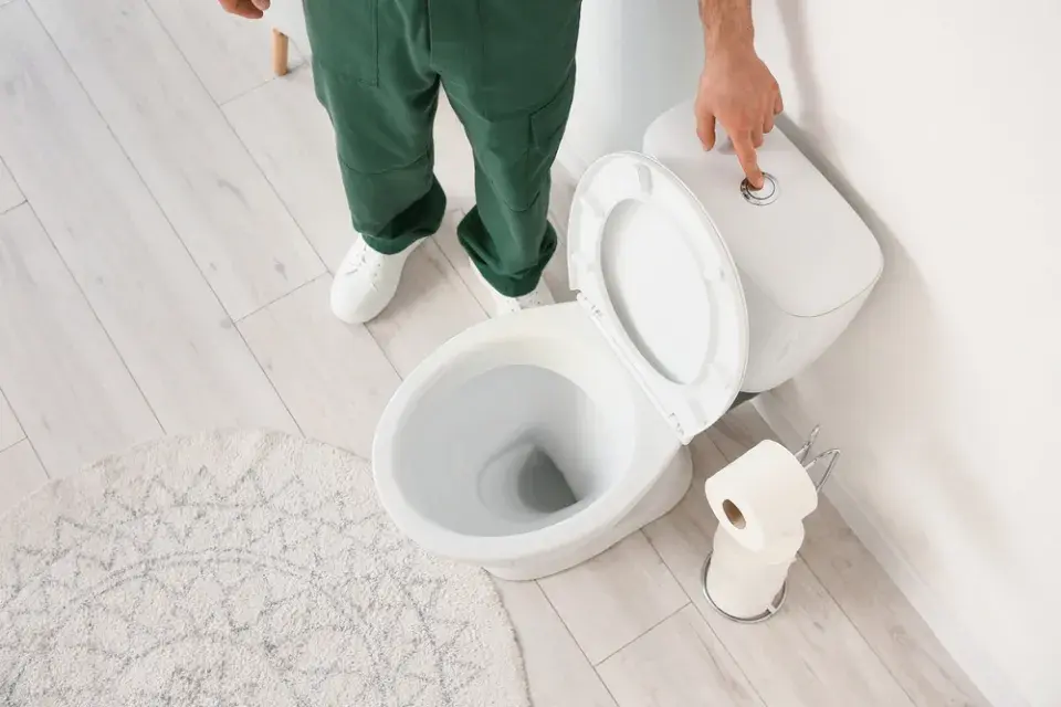 Trik na úsporu vody na WC. Vložte do nádržky PET lahev