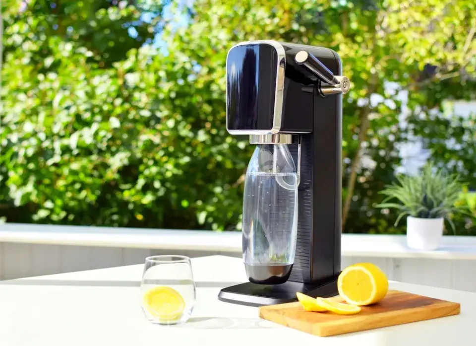 Čištění lahve od SodaStreamu má svá pravidla. Tak ji zbavíte zápachu a prodloužíte její životnost