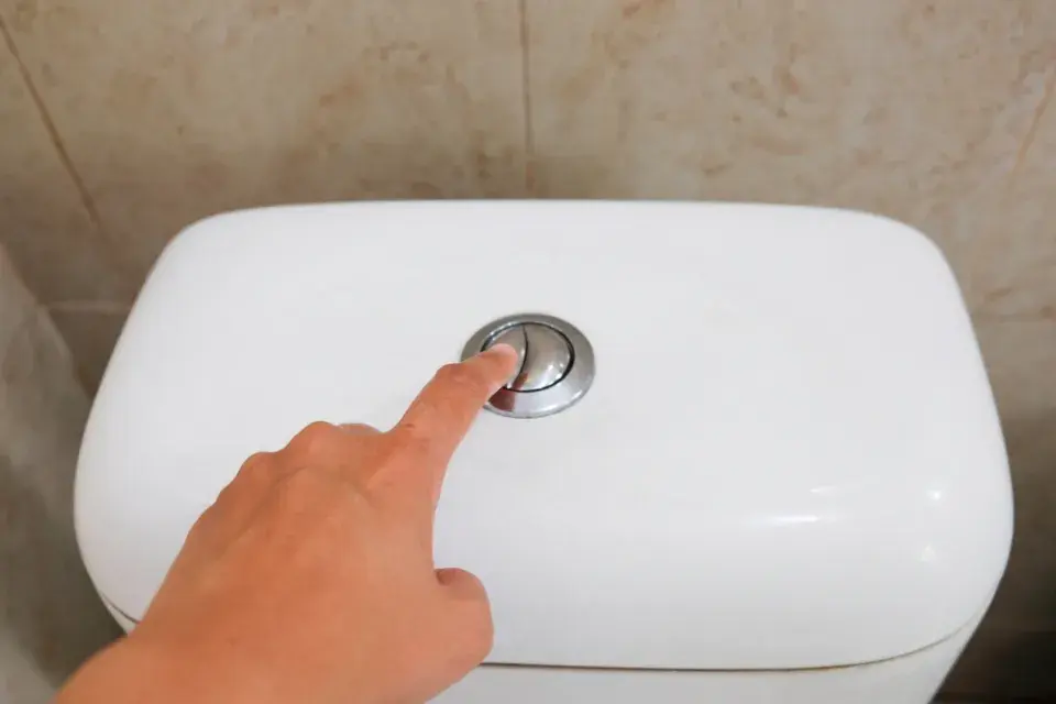 Trik na úsporu vody na WC. Vložte do nádržky PET lahev
