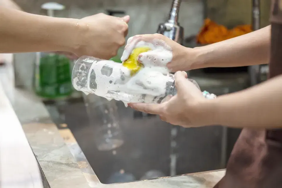 Čištění lahve od SodaStreamu má svá pravidla. Tak ji zbavíte zápachu a prodloužíte její životnost