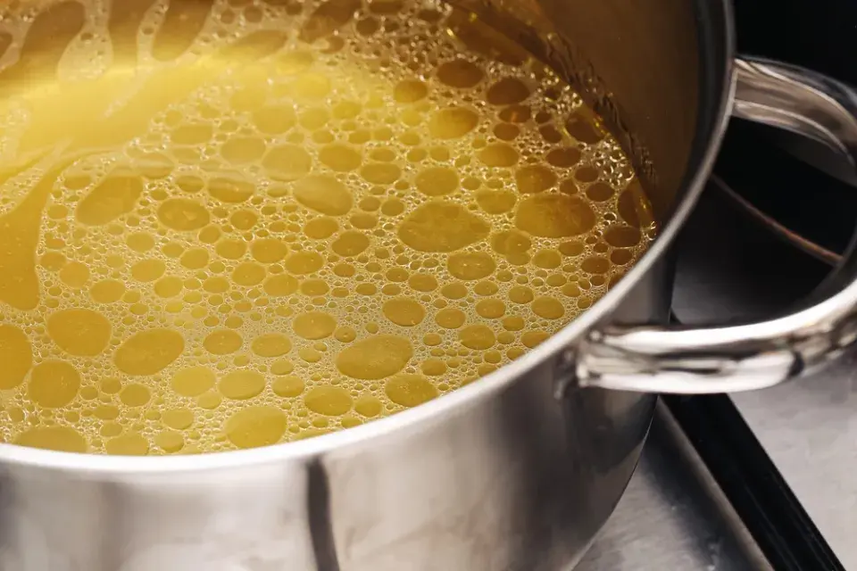 Příprava vývaru přes noc. Trik, díky kterému bude polévka silná a čirá