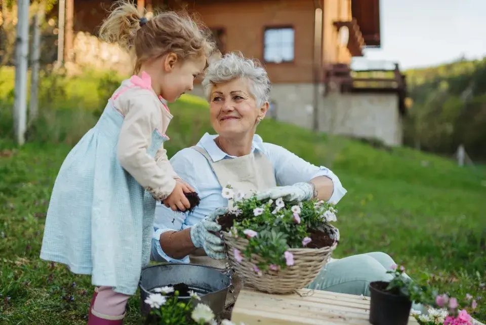 Kromě seniorů se v zahradě pohybují i malé děti