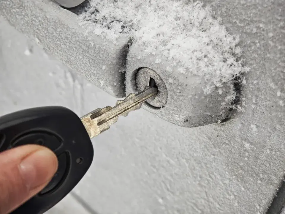 Mazání zámku auta a jak postupovat, když klíč drhne