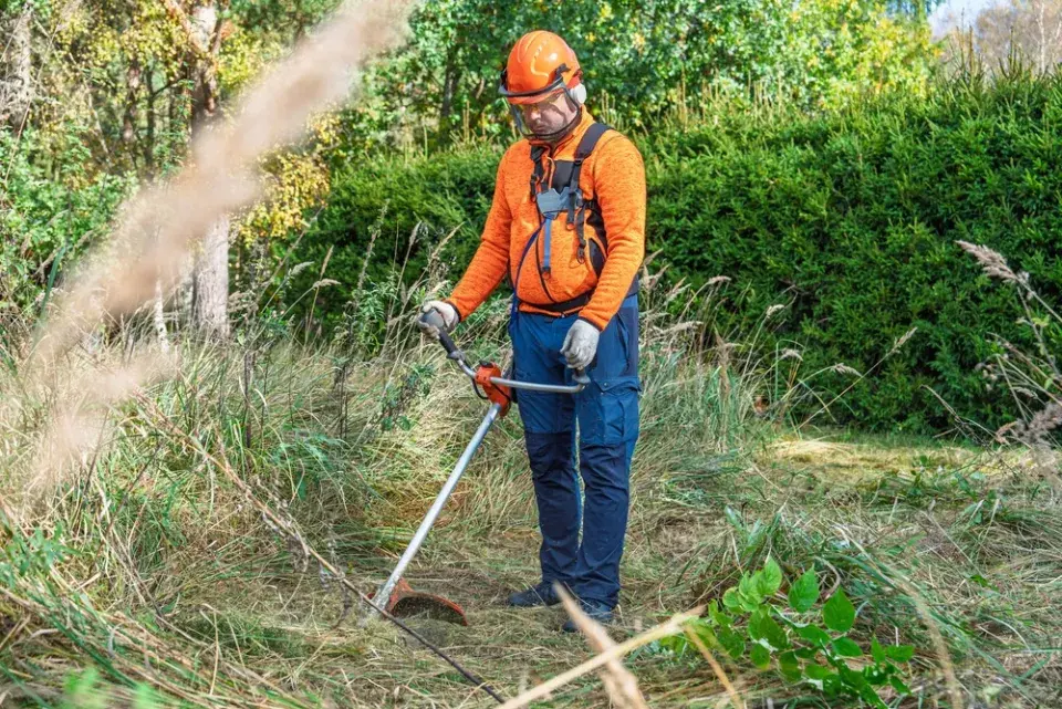 Při sečení vysoké trávy buďte opatrní