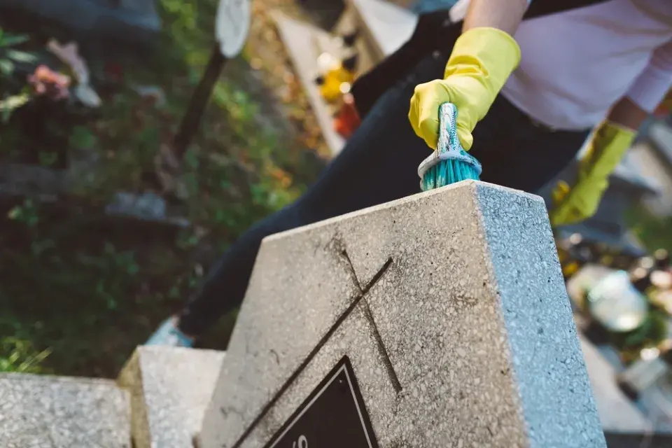  Jak vyčistit náhrobní kámen, odstranit mech i zašlé nečistoty a uklidit hrob
