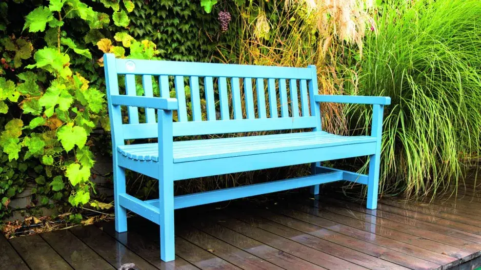 Lavice tyrkysové barvy