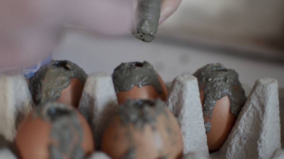 Vyfouknutá vejce naplněná betonem
