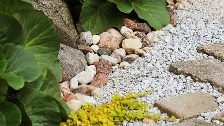 Zahradní cesta cihel a štěrku