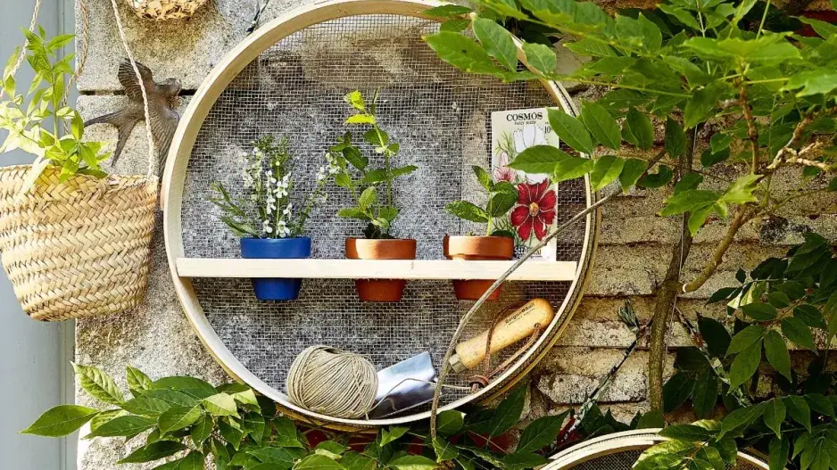 Polička vyrobená ze síta