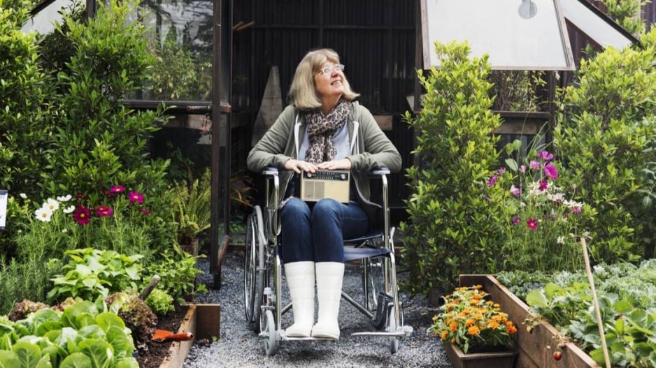 Paní na vozíku v zahradě