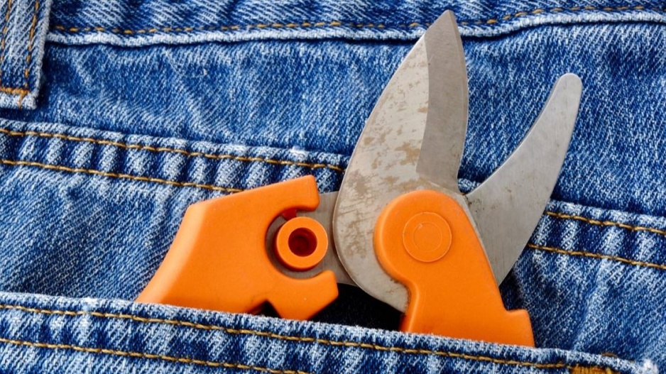 Zahradní nůžky v kapse kalhot
