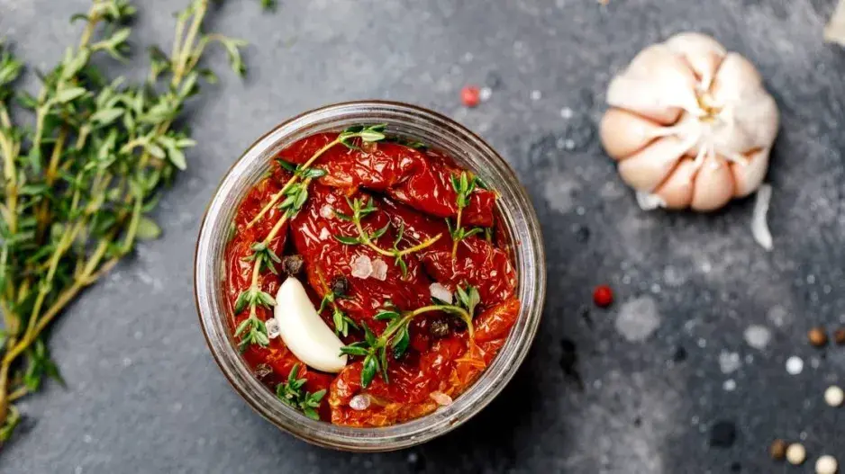 Sušená rajčata, česnek a bylinky Sušená rajčata, česnek a bylinky