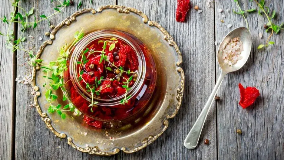 Sušená rajčata napěchovaná ve sklenici Sušená rajčata napěchovaná ve sklenici