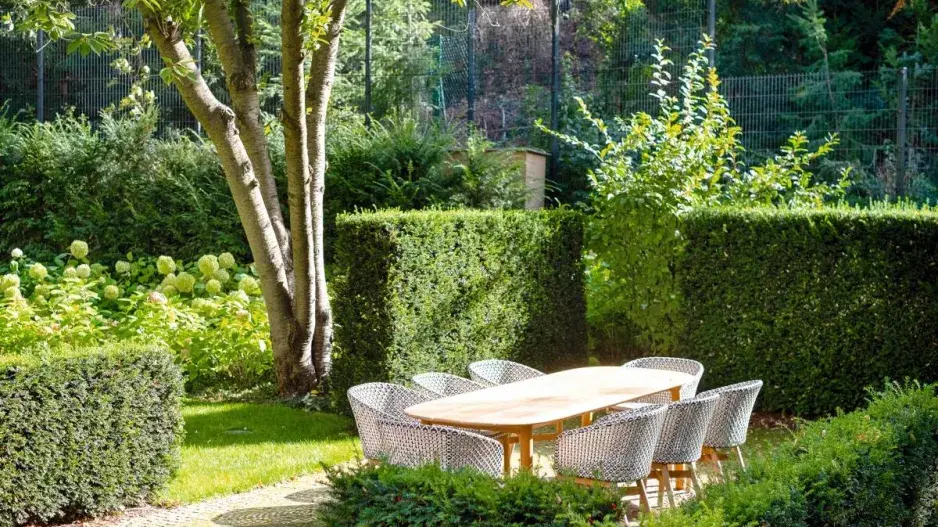 Stůl a křesla na zahradě Stůl a křesla na zahradě