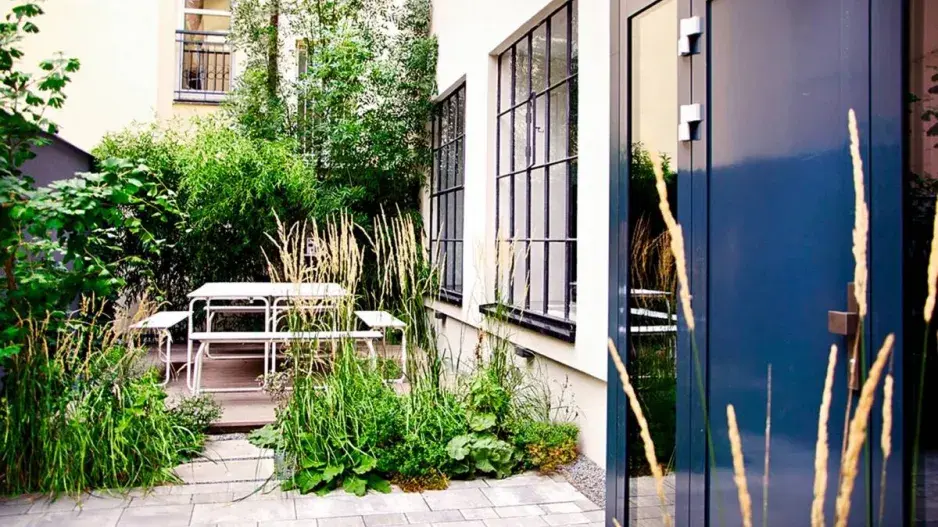 Lavice a stůl na dvorku Lavice a stůl na dvorku