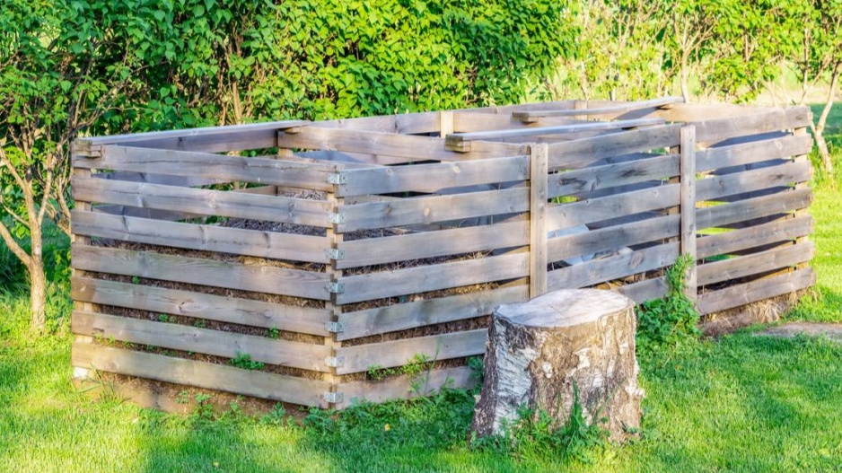 Dřevěný tříkomorový kompostér