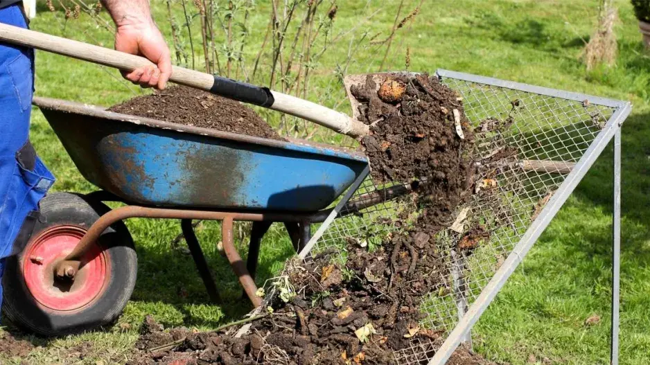 Prosévání kompostu Prosévání kompostu