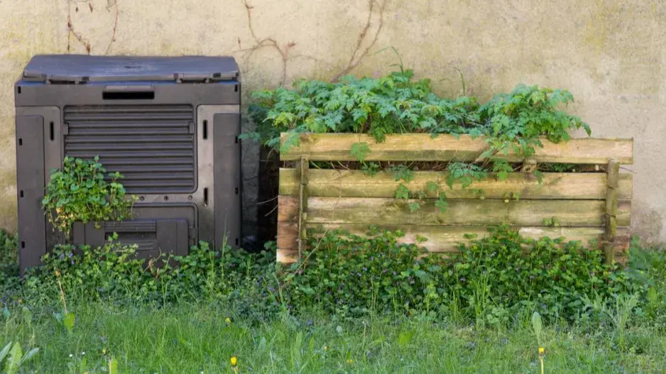 Plastový a dřevěný kompostér Plastový a dřevěný kompostér