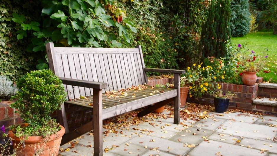 Dřevěná lavička na podzimní terase