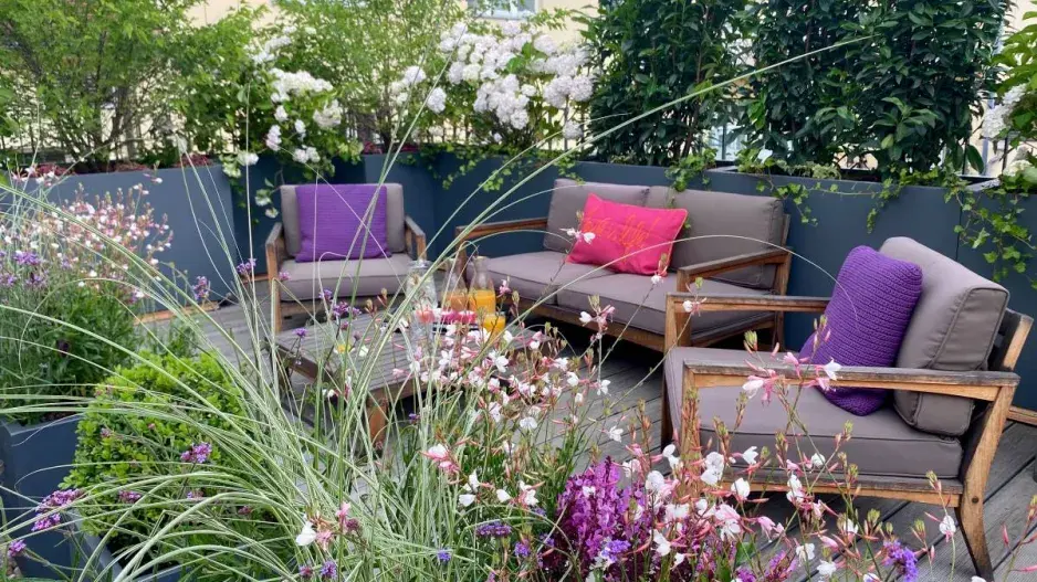 Sezení na střešní zahradě