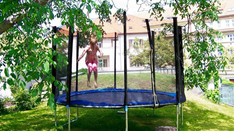 Trampolína na trávníku