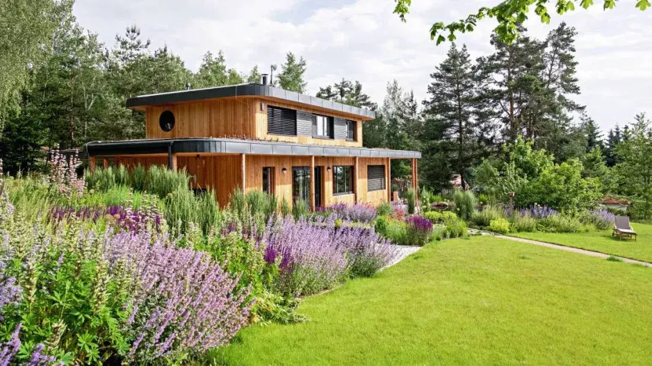 Dřevostavba obklopená zahradou