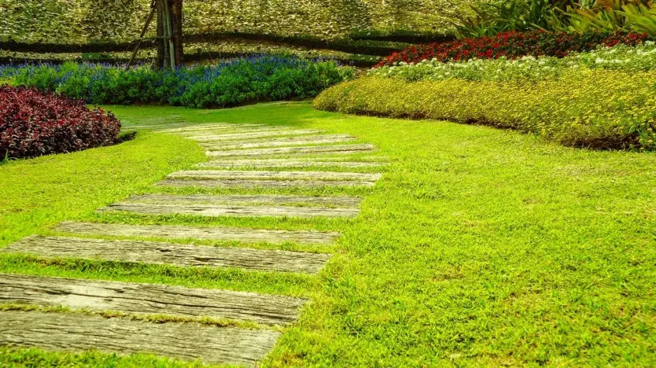 Cesta z nášlapných kamenů