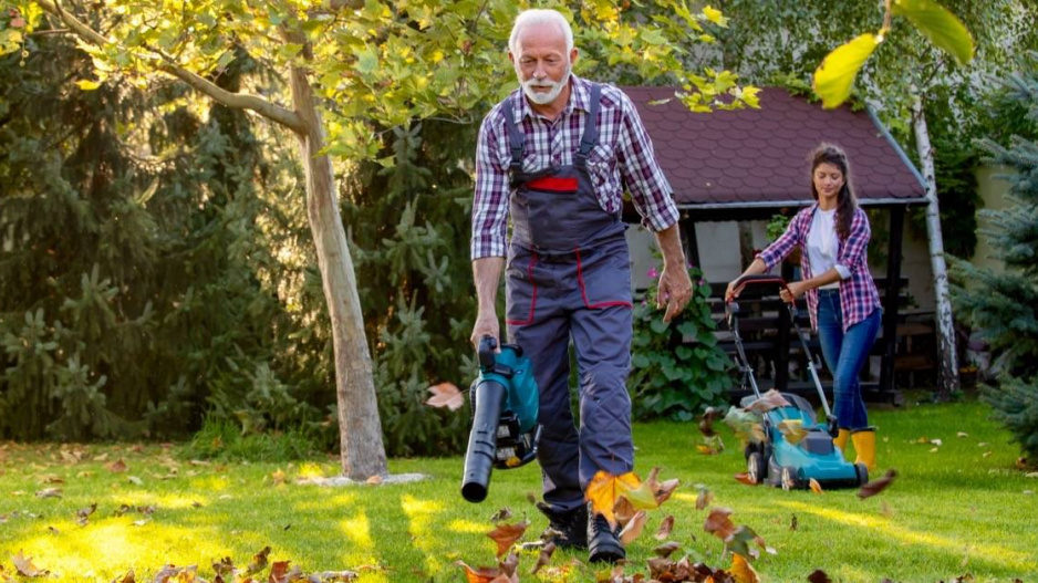 Senior pracující na zahradě