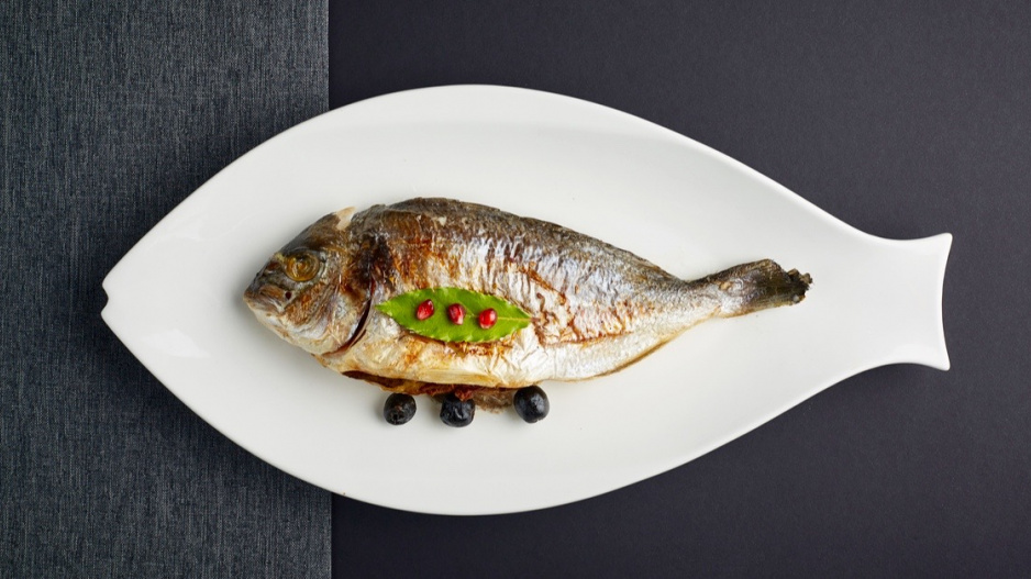 Ryba na talíři ve tvaru ryby