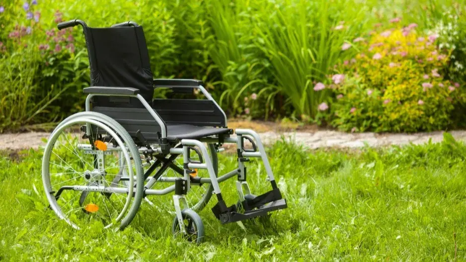 Invalidní vozík na trávníku