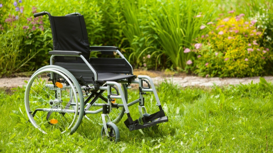 Invalidní vozík na trávníku