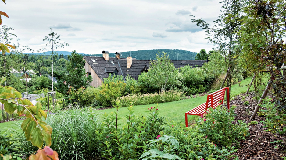 Červená lavička a výhled do zahrady