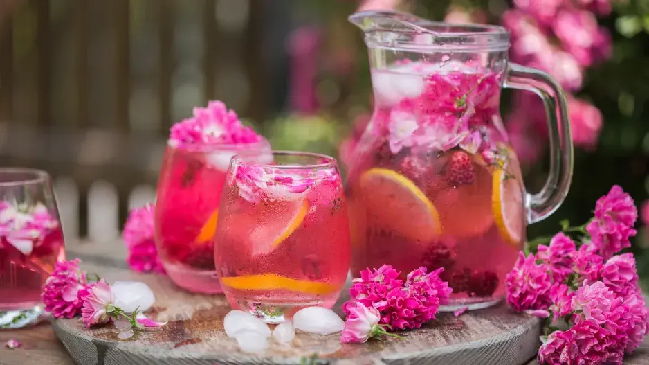 Limonáda z okvětních plátků růží