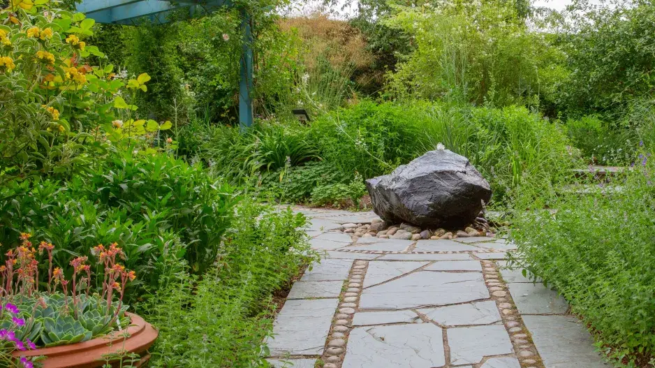 Pořiďte si pramenný kámen: tekoucí voda vnese do zahrady pohyb, zvuk i osvěžující atmosféru