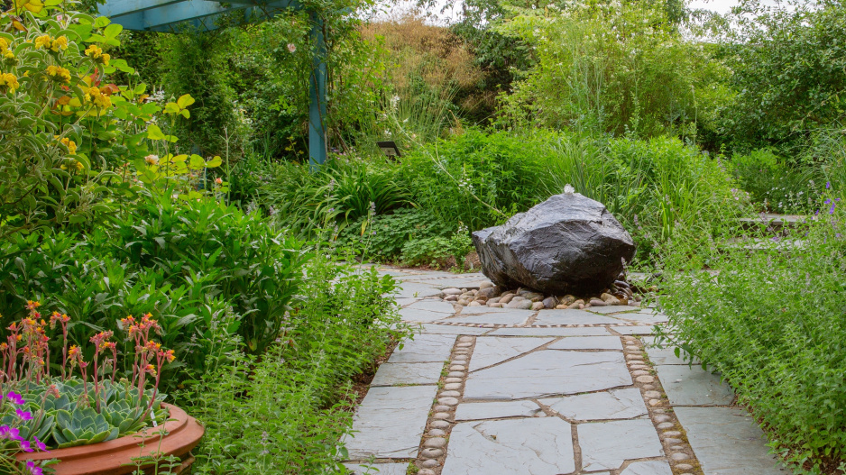 Pořiďte si pramenný kámen: tekoucí voda vnese do zahrady pohyb, zvuk i osvěžující atmosféru 