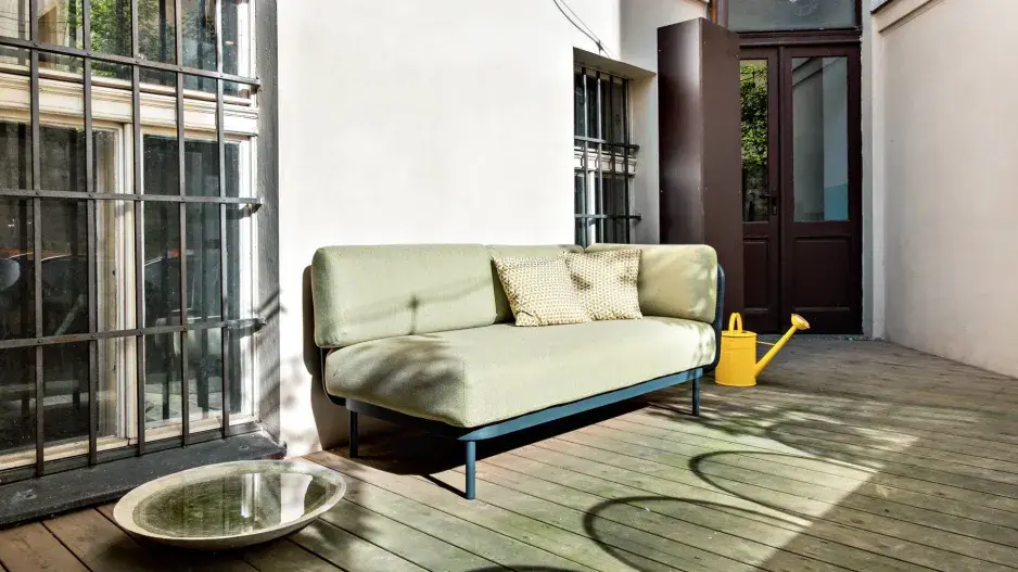 Venkovní pohovka na dvorku ve vnitrobloku Venkovní pohovka na dvorku ve vnitrobloku