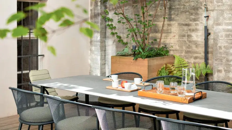 Stůl a židle na terase ve vnitrobloku Stůl a židle na terase ve vnitrobloku