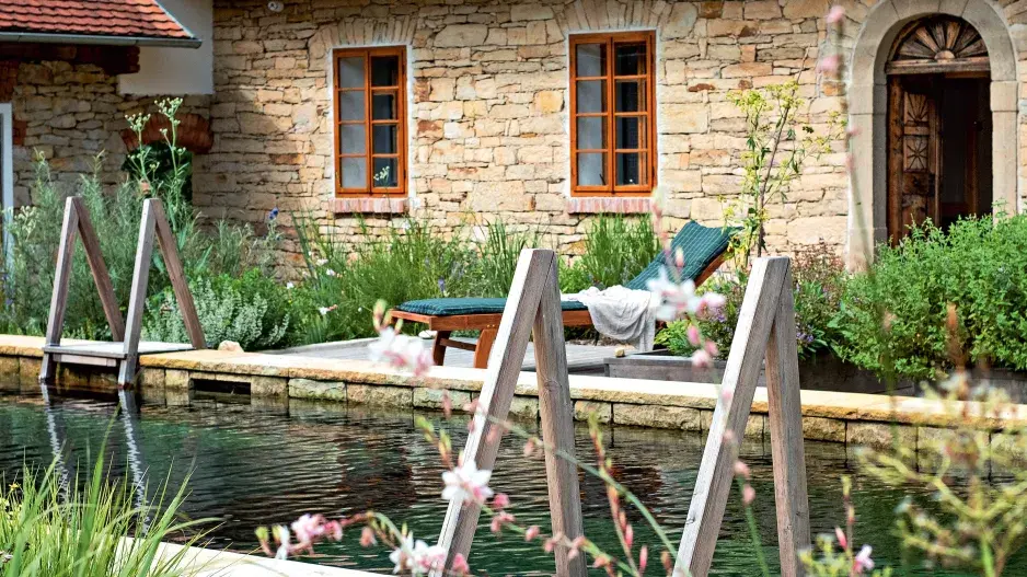 Dřevěné molo a schůdky do koupacího biotopu Dřevěné molo a schůdky do koupacího biotopu