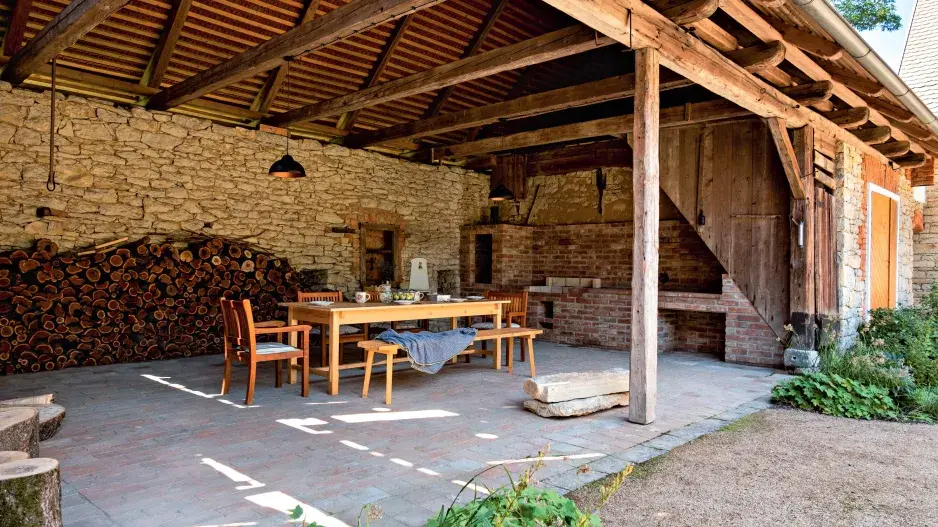 Venkovní letní jídelna ve stodole Venkovní letní jídelna ve stodole