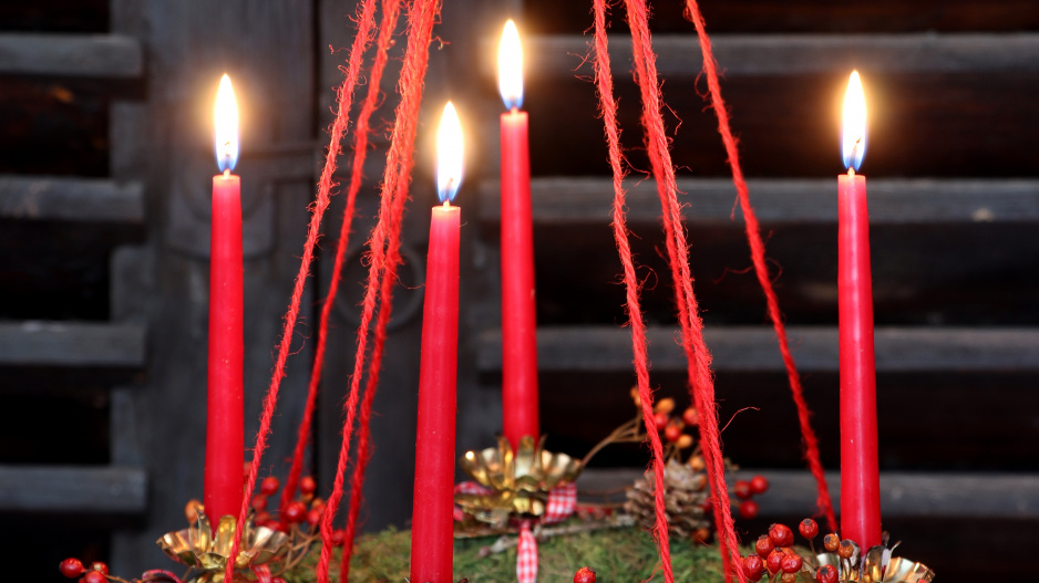 Zavěšený adventní věnec