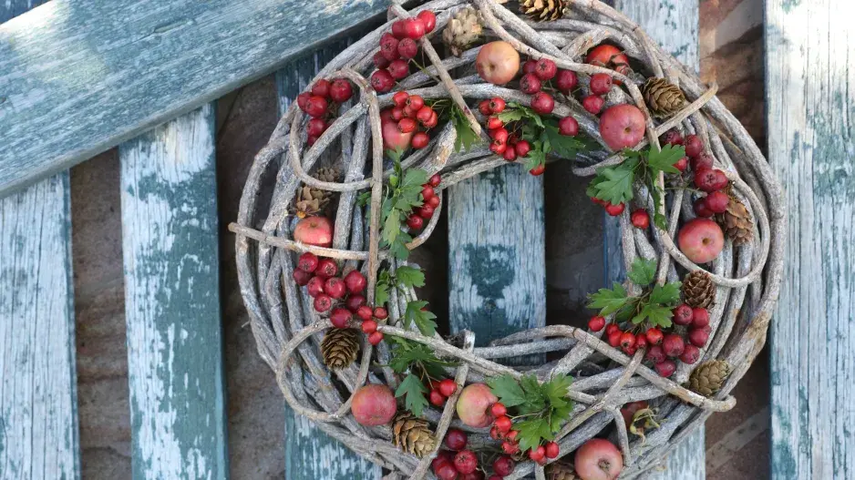 Přírodní věněc na plotě