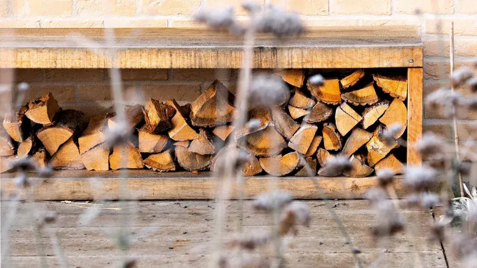Lavička jako úložiště palivového dřeva Lavička jako úložiště palivového dřeva