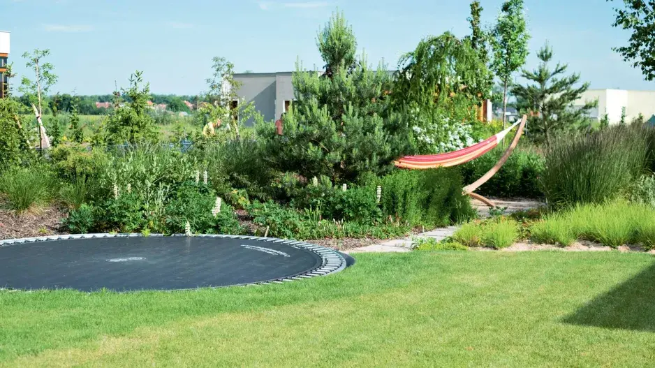 Trampolína zapuštěná do trávníku Trampolína zapuštěná do trávníku