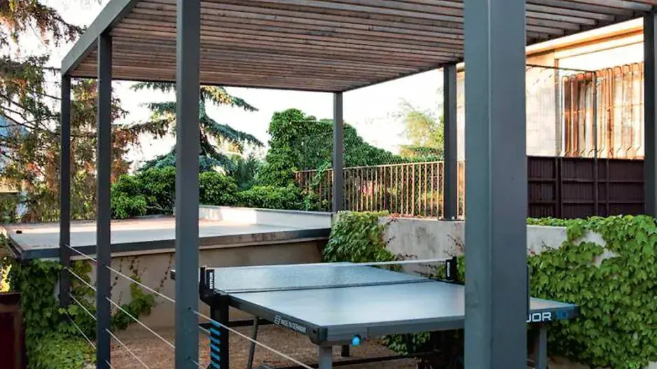 Krytý ping-pongový stůl Krytý ping-pongový stůl