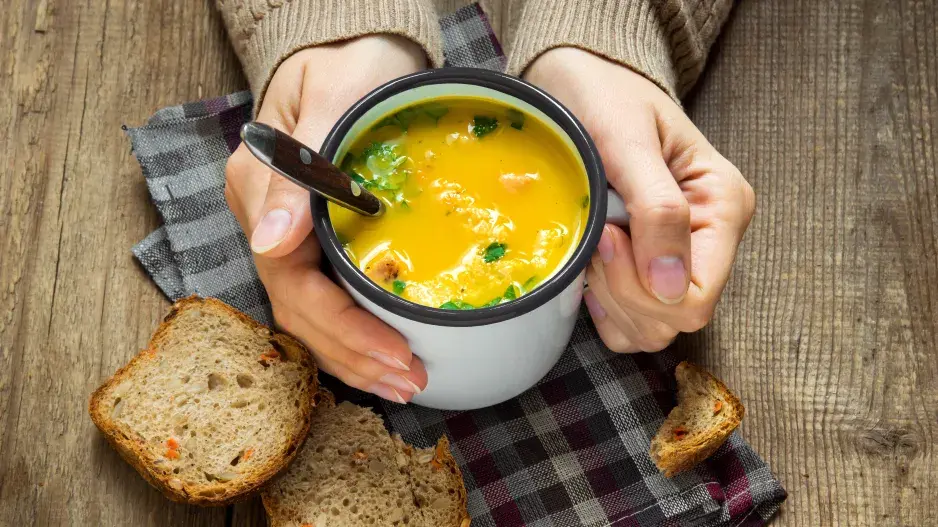 Teplá polévka v plecháčku